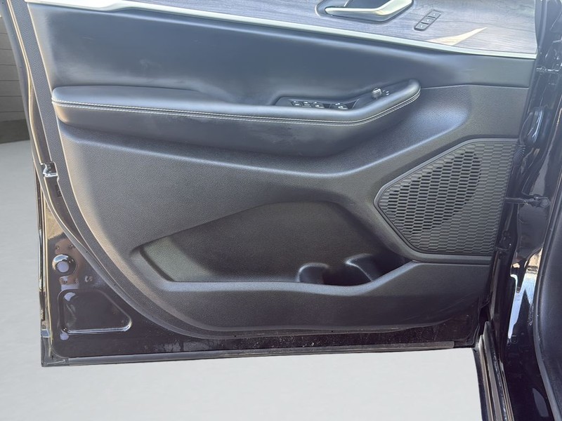 Jeep Grand Cherokee L Vehicle Full-screen Gallery Image 11