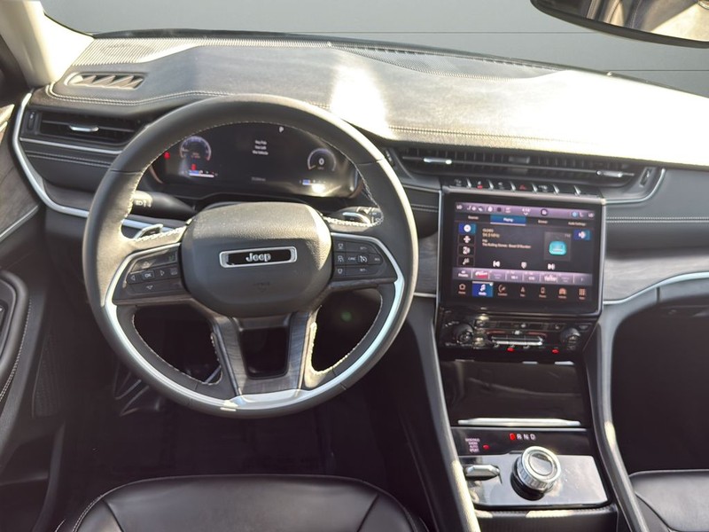 Jeep Grand Cherokee L Vehicle Full-screen Gallery Image 12