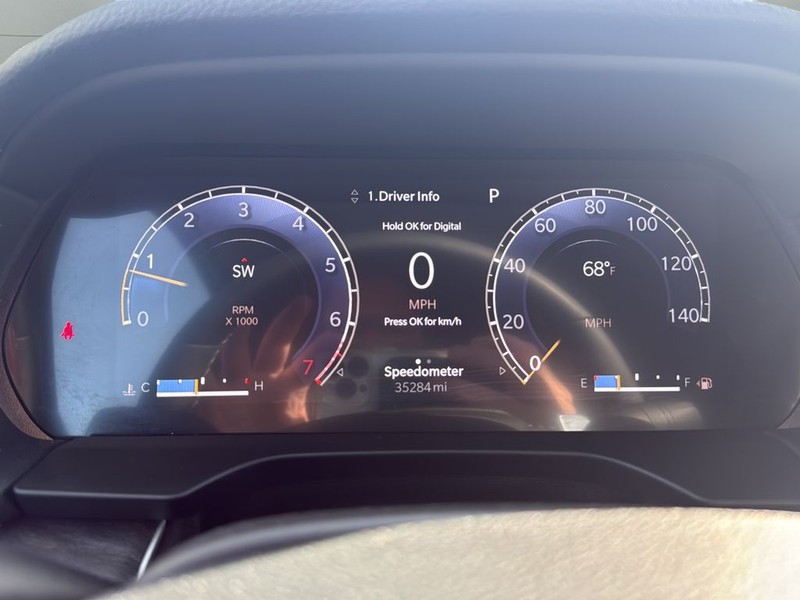 Jeep Grand Cherokee L Vehicle Full-screen Gallery Image 13