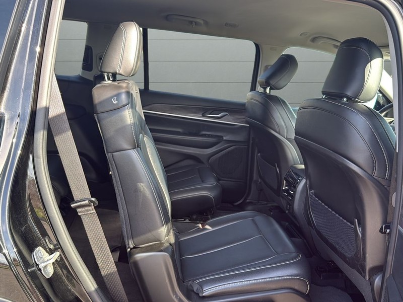 Jeep Grand Cherokee L Vehicle Full-screen Gallery Image 14