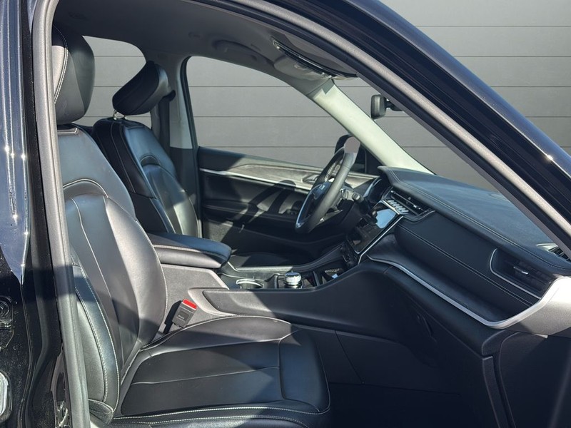 Jeep Grand Cherokee L Vehicle Full-screen Gallery Image 15