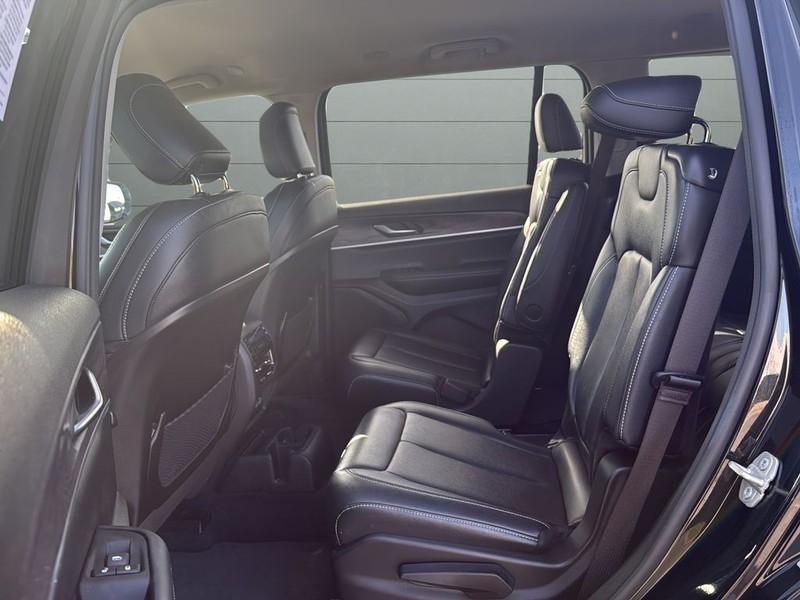 Jeep Grand Cherokee L Vehicle Full-screen Gallery Image 16