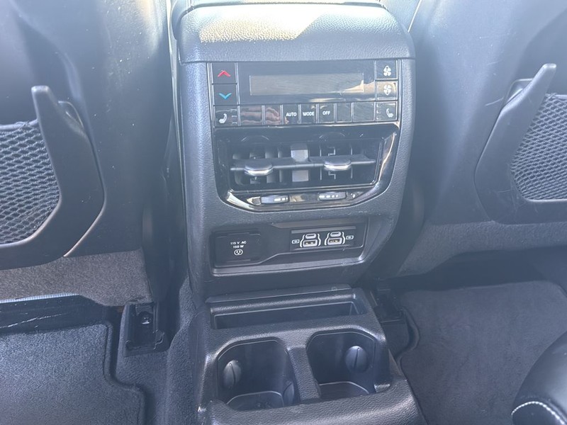 Jeep Grand Cherokee L Vehicle Full-screen Gallery Image 17