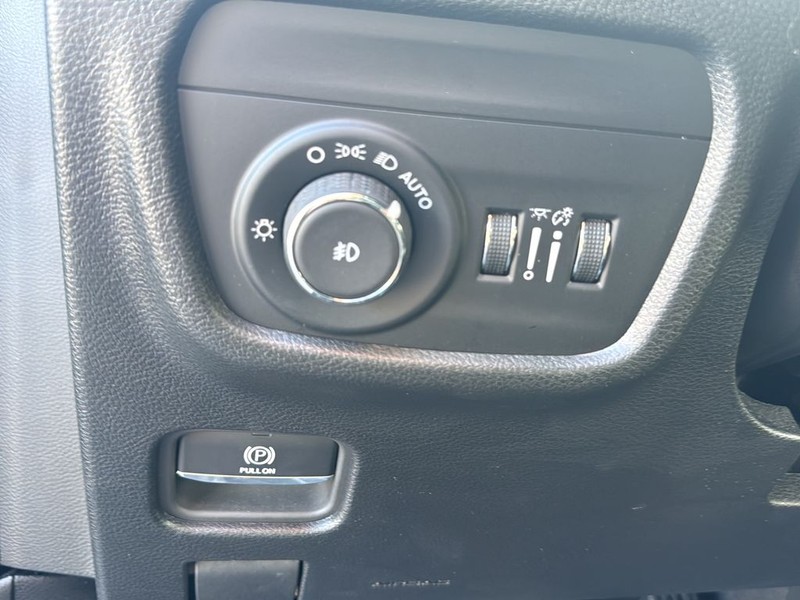 Jeep Grand Cherokee L Vehicle Full-screen Gallery Image 18