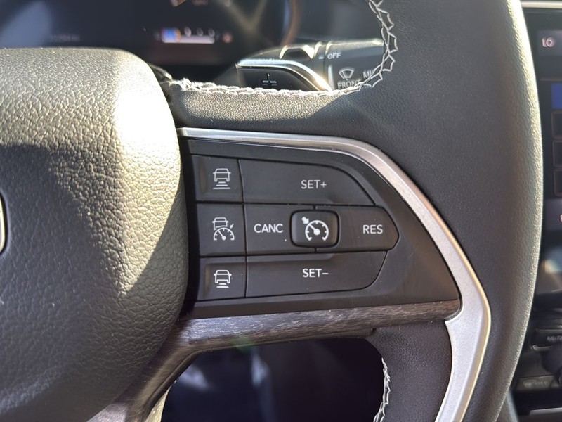 Jeep Grand Cherokee L Vehicle Full-screen Gallery Image 19