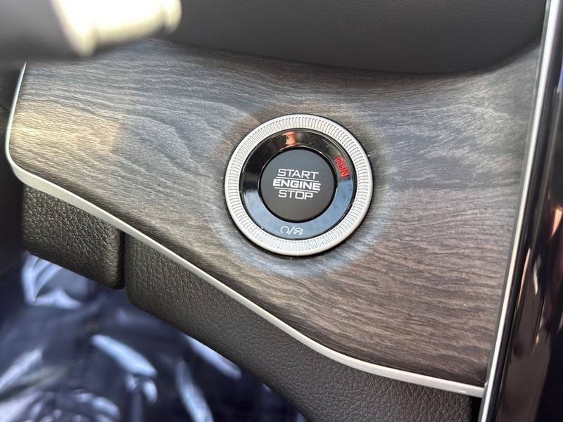 Jeep Grand Cherokee L Vehicle Full-screen Gallery Image 20