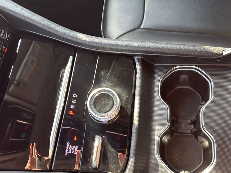 Jeep Grand Cherokee L Vehicle Full-screen Gallery Image 21