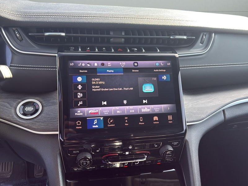 Jeep Grand Cherokee L Vehicle Full-screen Gallery Image 22