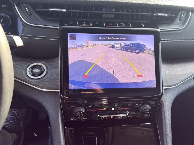 Jeep Grand Cherokee L Vehicle Full-screen Gallery Image 23