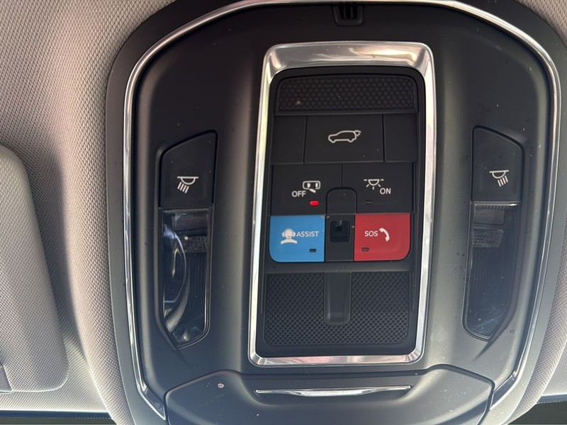 Jeep Grand Cherokee L Vehicle Full-screen Gallery Image 24