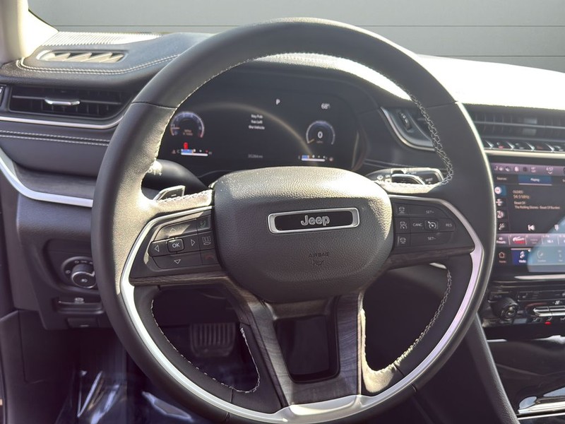 Jeep Grand Cherokee L Vehicle Full-screen Gallery Image 27