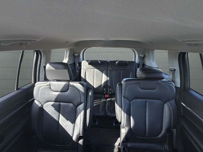 Jeep Grand Cherokee L Vehicle Full-screen Gallery Image 28