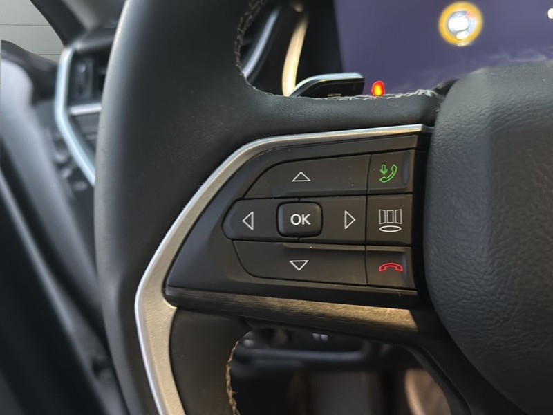 Jeep Grand Cherokee L Vehicle Full-screen Gallery Image 9