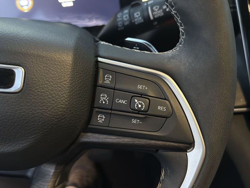 Jeep Grand Cherokee L Vehicle Full-screen Gallery Image 10