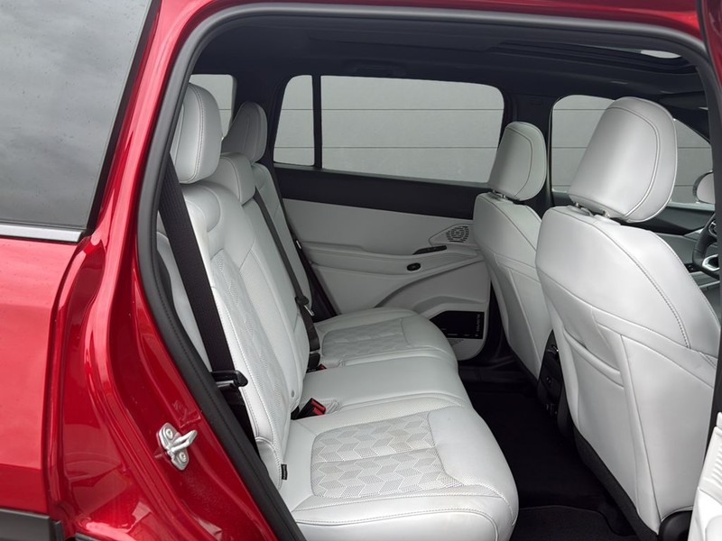 Jeep Cherokee Vehicle Full-screen Gallery Image 14