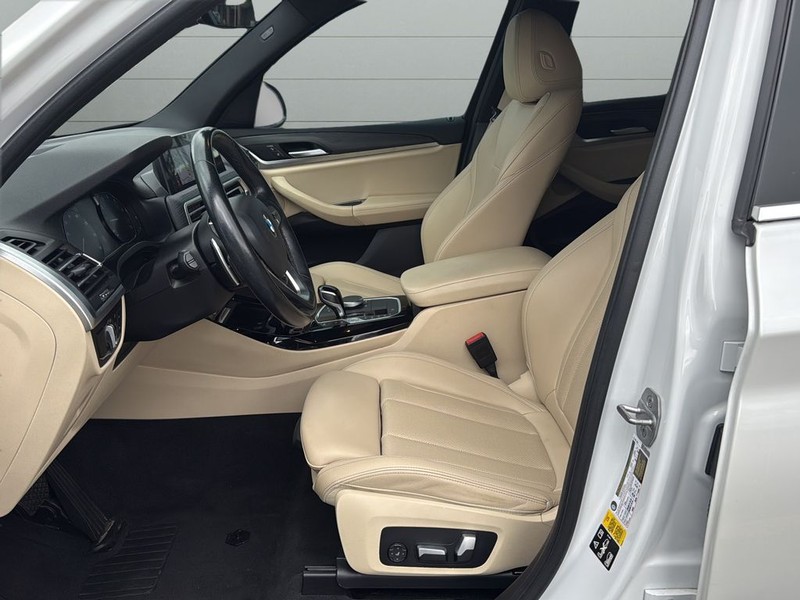 BMW X3 Vehicle Full-screen Gallery Image 10