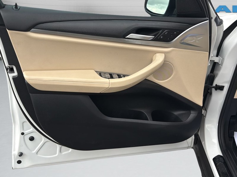 BMW X3 Vehicle Full-screen Gallery Image 11