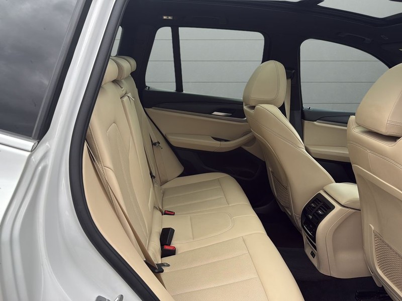 BMW X3 Vehicle Full-screen Gallery Image 14