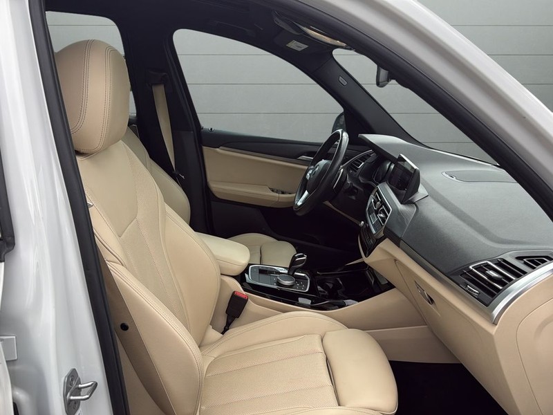 BMW X3 Vehicle Full-screen Gallery Image 15