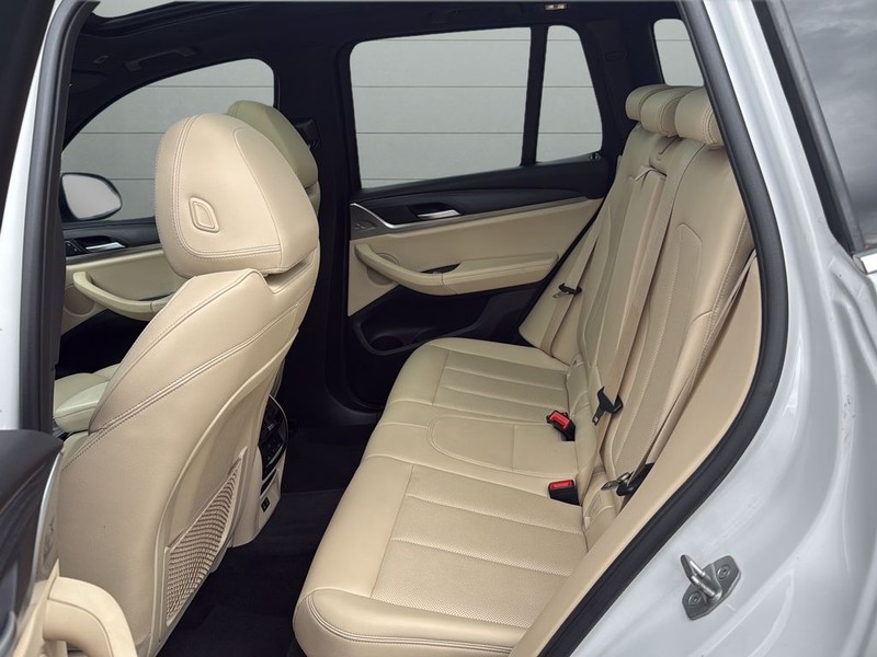 BMW X3 Vehicle Full-screen Gallery Image 17