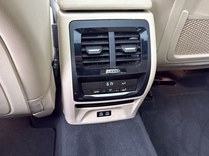 BMW X3 Vehicle Full-screen Gallery Image 18