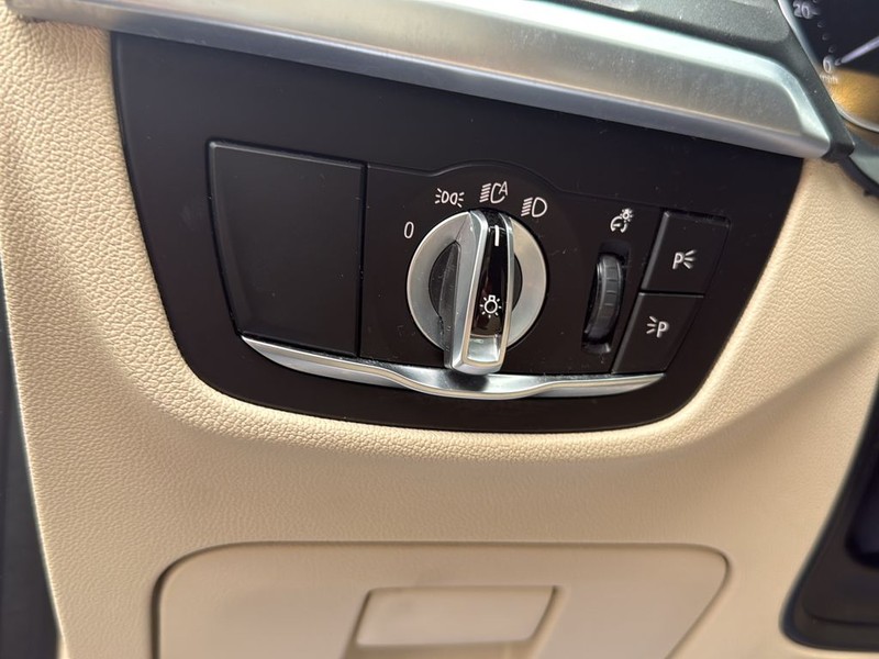 BMW X3 Vehicle Full-screen Gallery Image 19