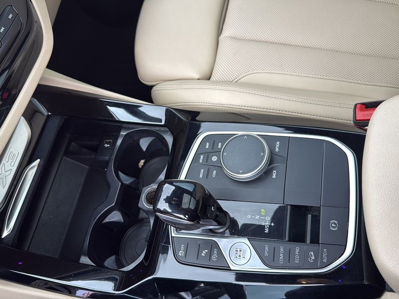 BMW X3 Vehicle Full-screen Gallery Image 22