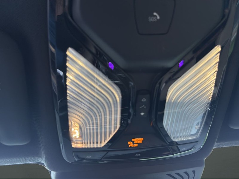 BMW X3 Vehicle Full-screen Gallery Image 25