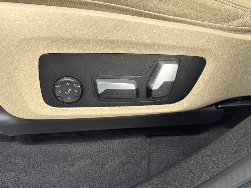 BMW X3 Vehicle Full-screen Gallery Image 27