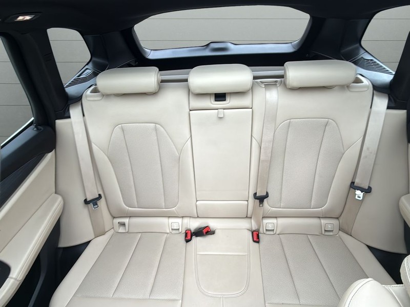 BMW X3 Vehicle Full-screen Gallery Image 29