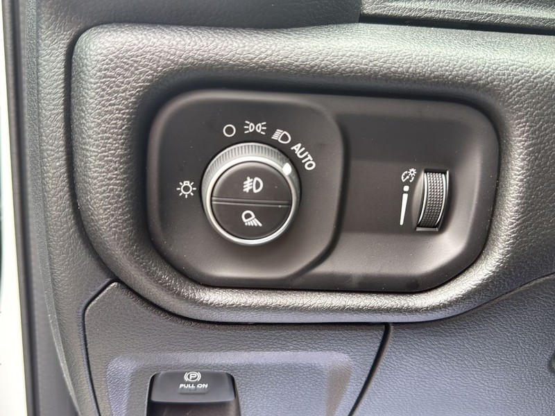Ram 1500 Vehicle Full-screen Gallery Image 18