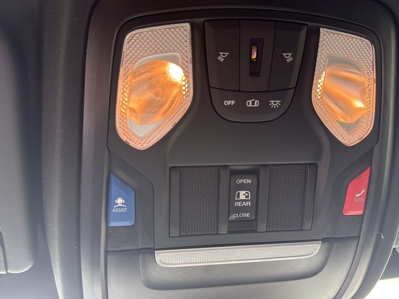 Ram 1500 Vehicle Full-screen Gallery Image 23