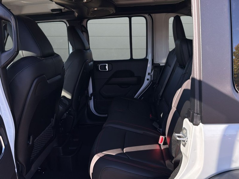 Jeep Wrangler Vehicle Full-screen Gallery Image 16