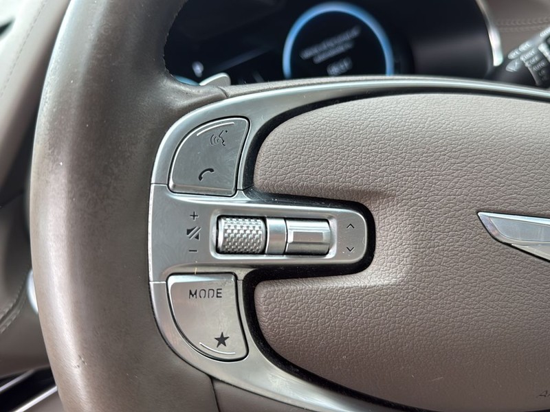 Genesis GV80 Vehicle Full-screen Gallery Image 9