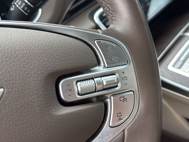 Genesis GV80 Vehicle Full-screen Gallery Image 10