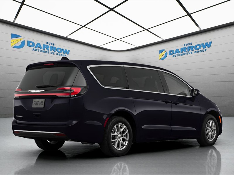 Chrysler Pacifica Vehicle Full-screen Gallery Image 3