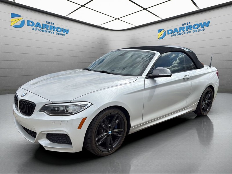 BMW 2 Series Vehicle Full-screen Gallery Image 01