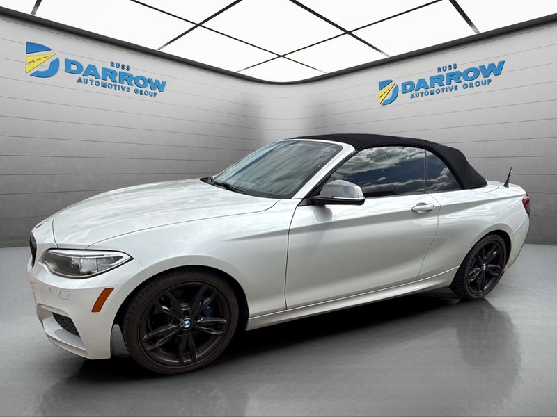 BMW 2 Series Vehicle Full-screen Gallery Image 02