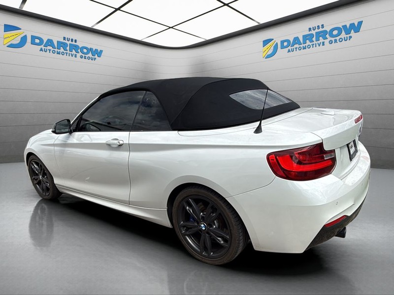 BMW 2 Series Vehicle Full-screen Gallery Image 03