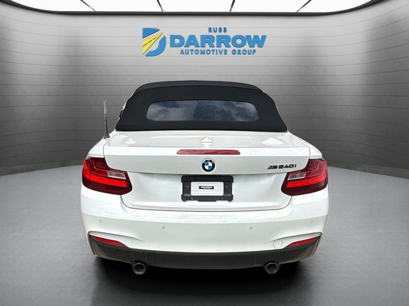 BMW 2 Series Vehicle Full-screen Gallery Image 04