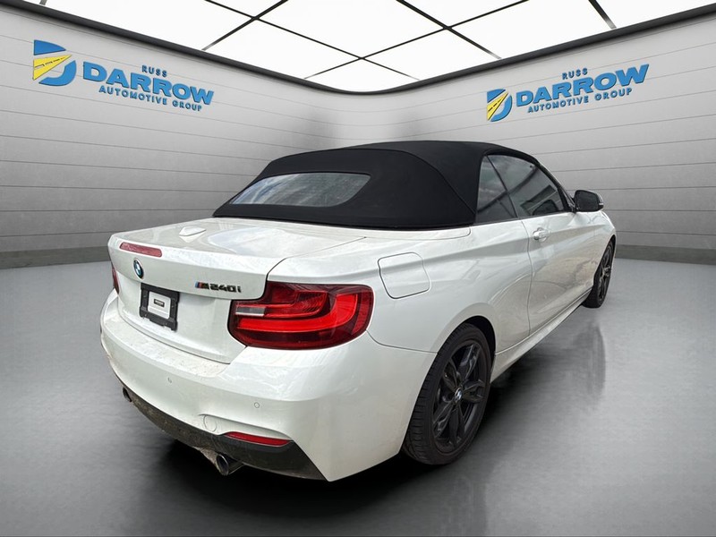 BMW 2 Series Vehicle Full-screen Gallery Image 05