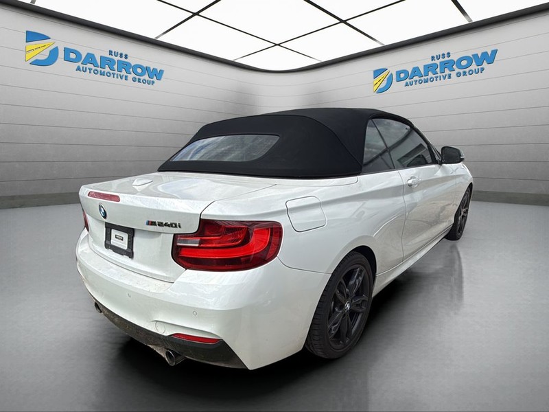 BMW 2 Series Vehicle Full-screen Gallery Image 06