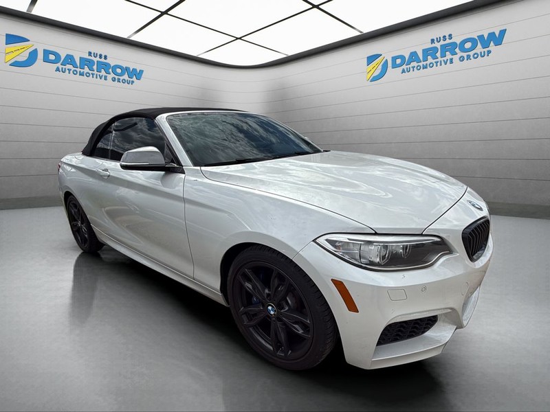 BMW 2 Series Vehicle Full-screen Gallery Image 07