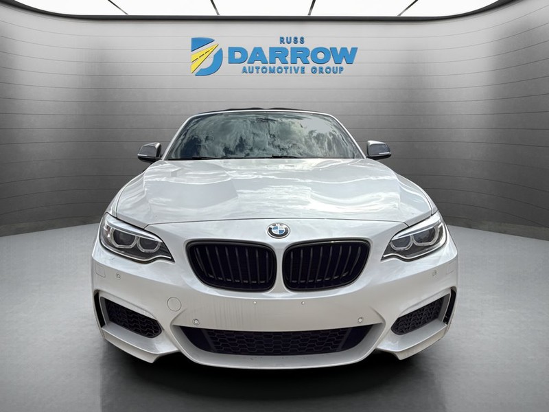 BMW 2 Series Vehicle Full-screen Gallery Image 08