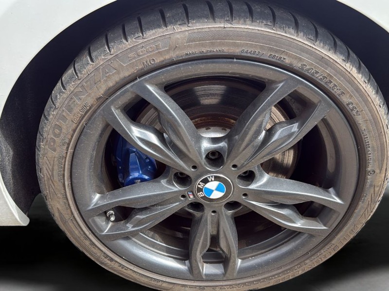 BMW 2 Series Vehicle Full-screen Gallery Image 09