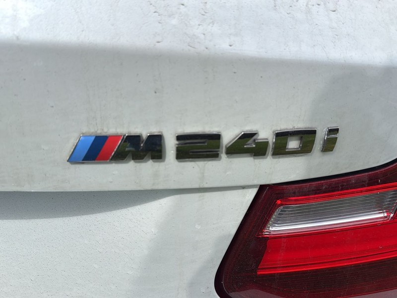 BMW 2 Series Vehicle Full-screen Gallery Image 10