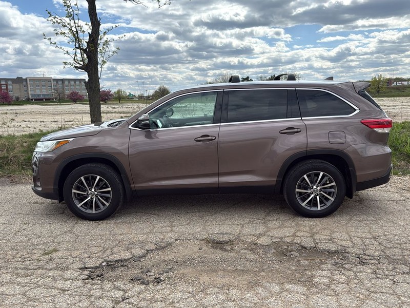 Toyota Highlander Vehicle Full-screen Gallery Image 2