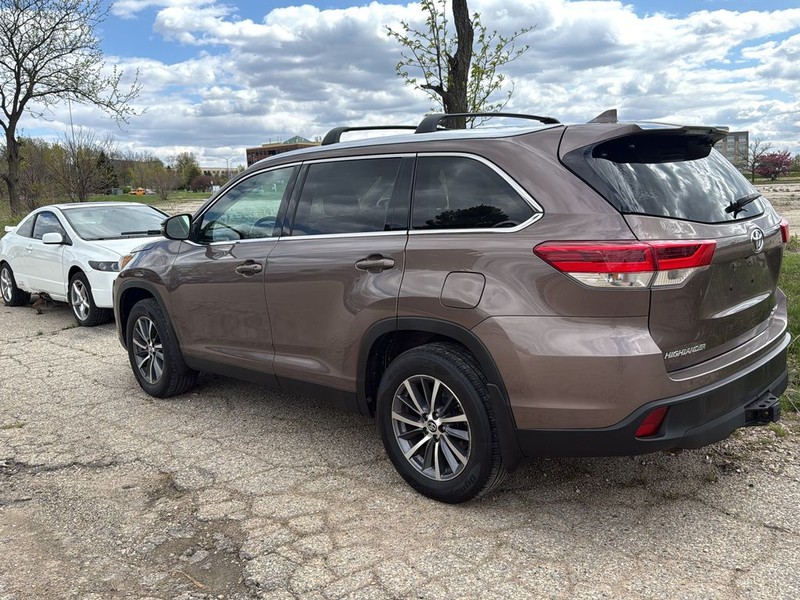 Toyota Highlander Vehicle Full-screen Gallery Image 3