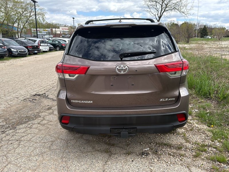 Toyota Highlander Vehicle Full-screen Gallery Image 4