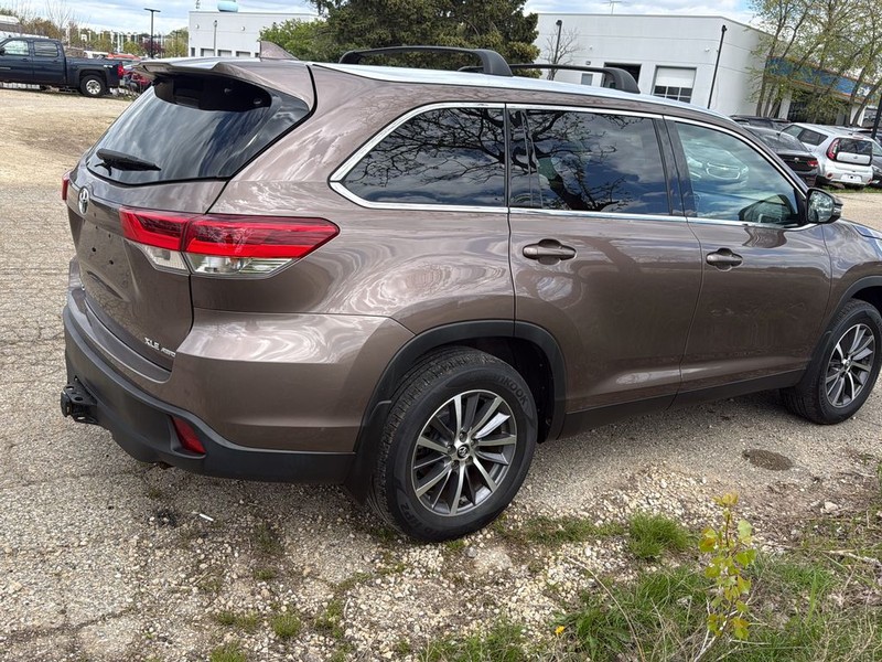 Toyota Highlander Vehicle Full-screen Gallery Image 5